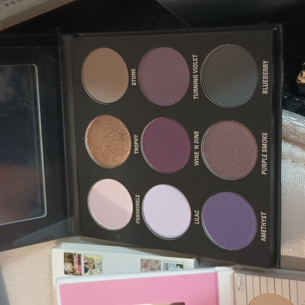 KYLIE COSMETICS POWDER KYSHADOW PALETTE.